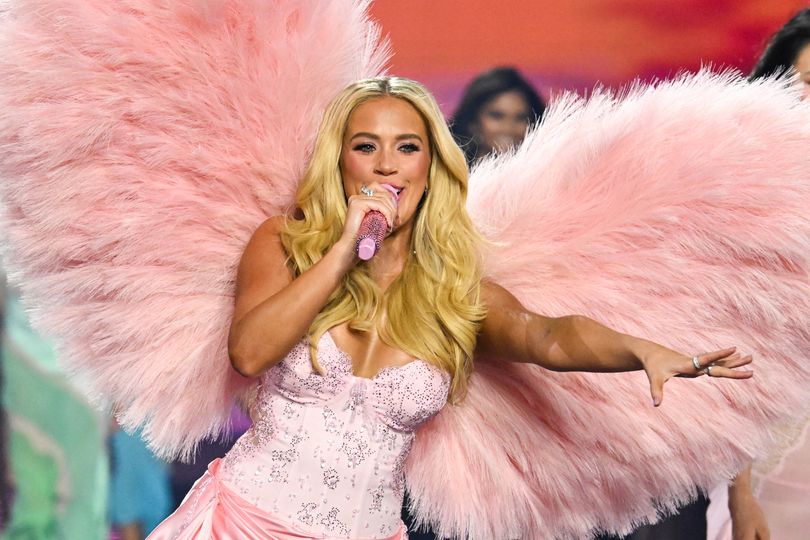 Victoria's Secret fans slam country star for getting in models' way on ...