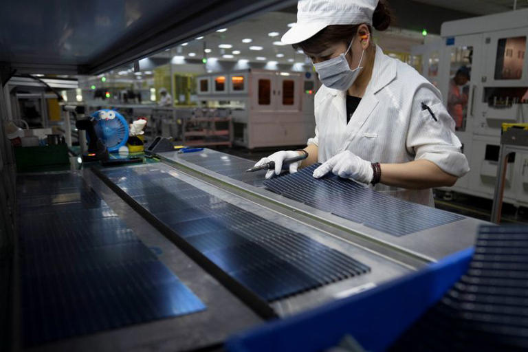 China's solar panel exports extend slump in September