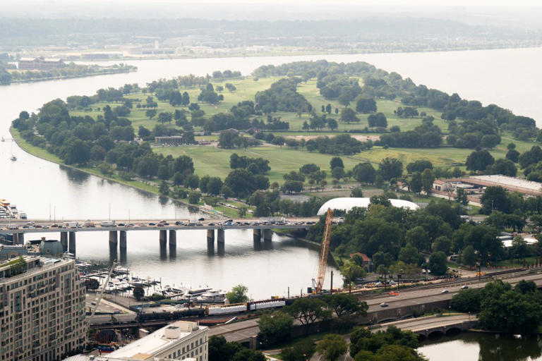Trump unveils 15-month plan to renovate historic DC golf course