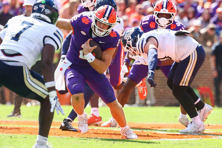 Dabo Swinney teaches Clemson football QB Tait Reynolds history lesson