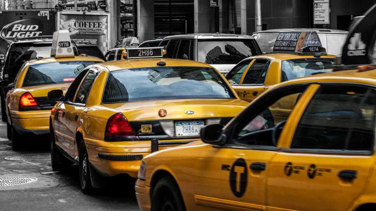 Passenger keeps changing taxi route, then gives driver a $20 bill but ...