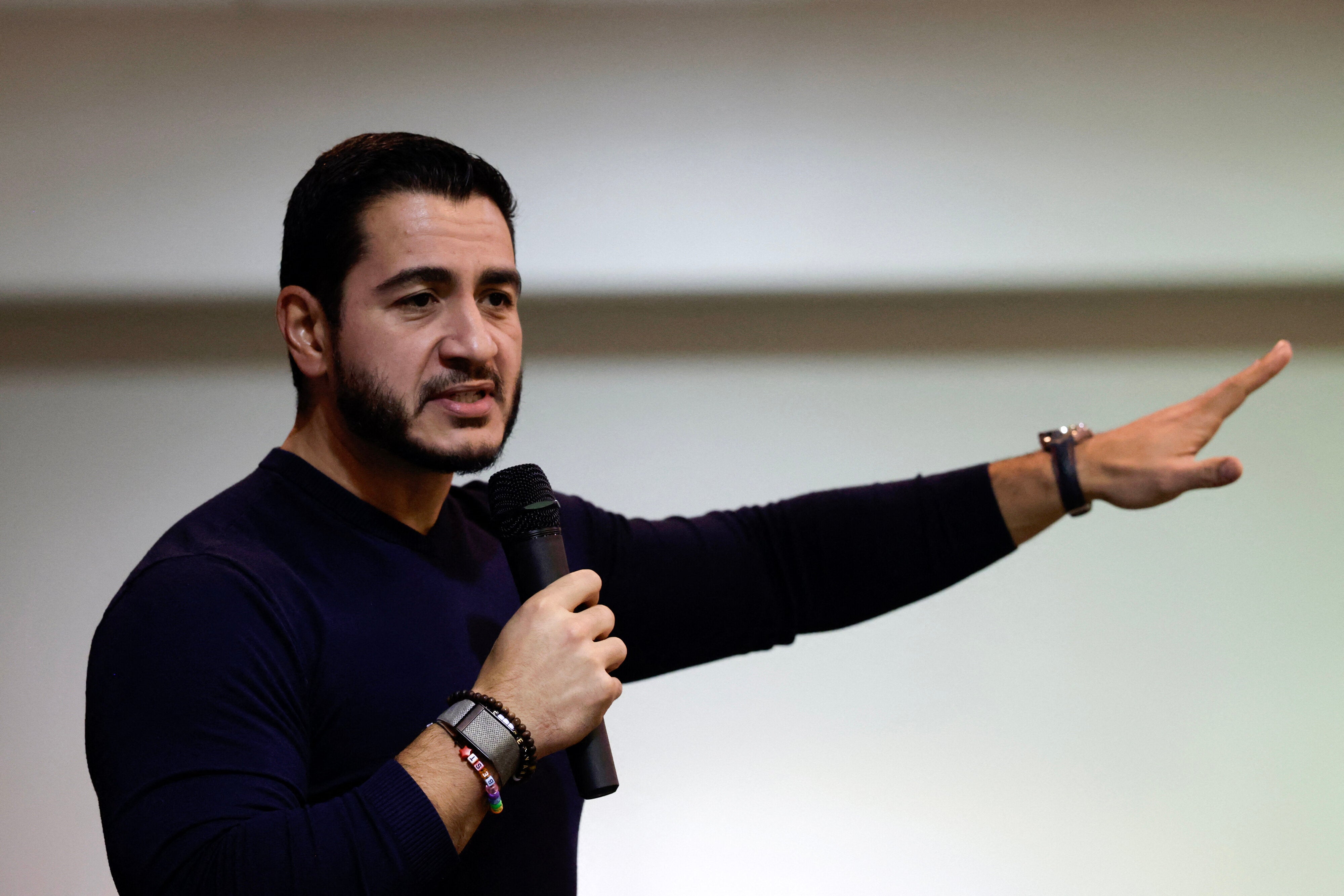 Abdul El-Sayed shuts down 'Muslim Brotherhood' heckler with lesson on ...