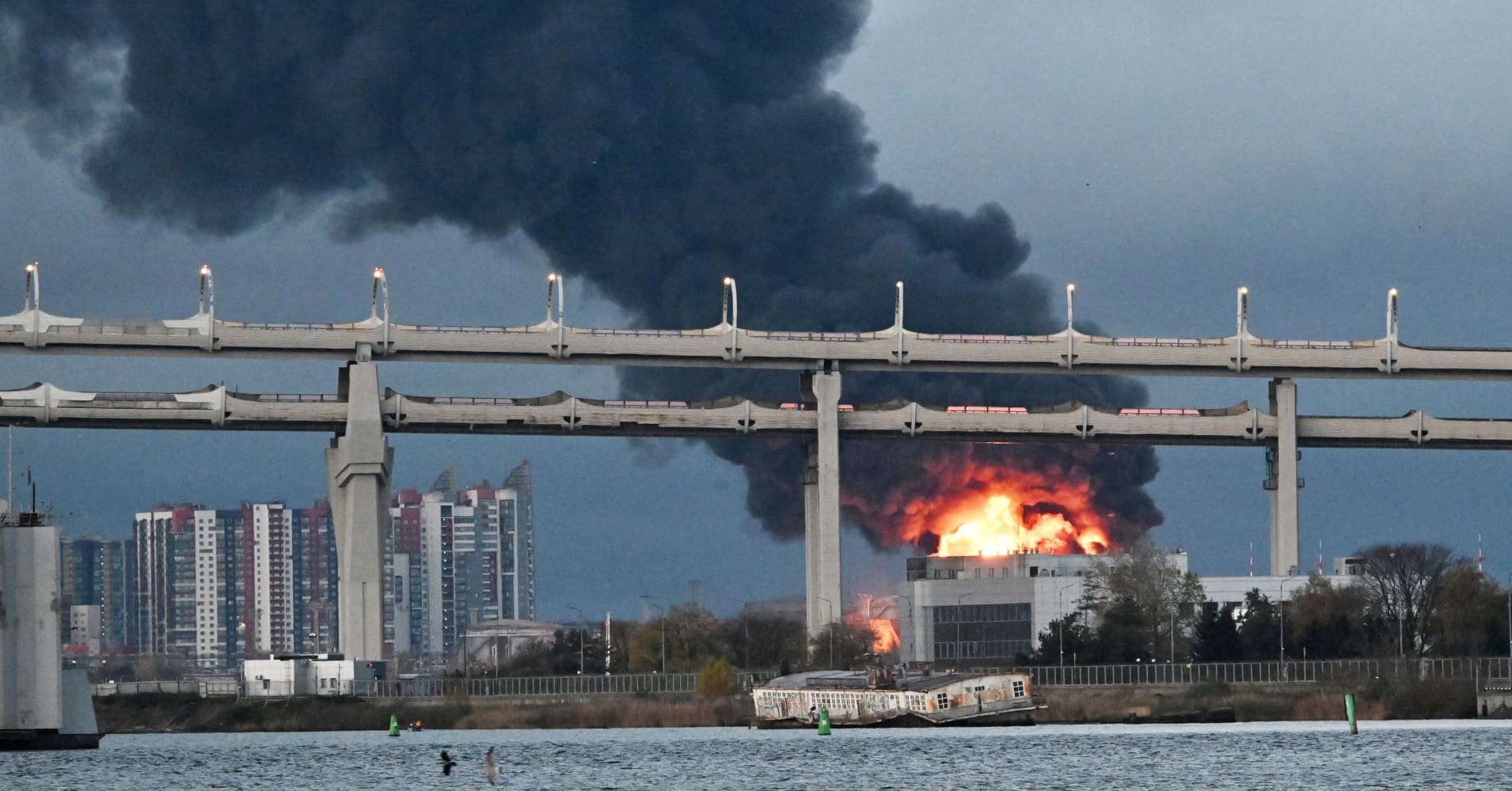 Oil prices rise as Ukraine resumes energy strikes, tankers attacked in Middle East