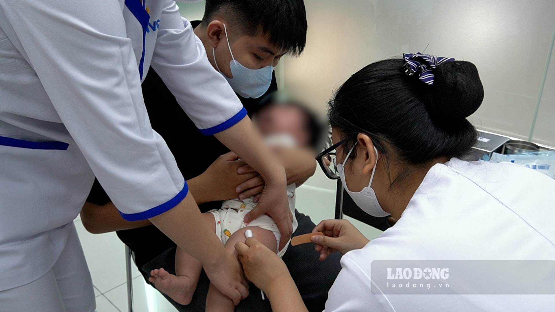 Phụ huynh chủ động tiêm vaccine phòng bệnh não mô cầu cho trẻ