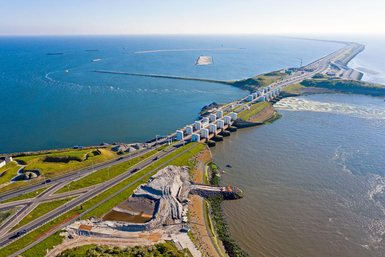 Waarom er nu zes enorme pompen in de Afsluitdijk zitten
