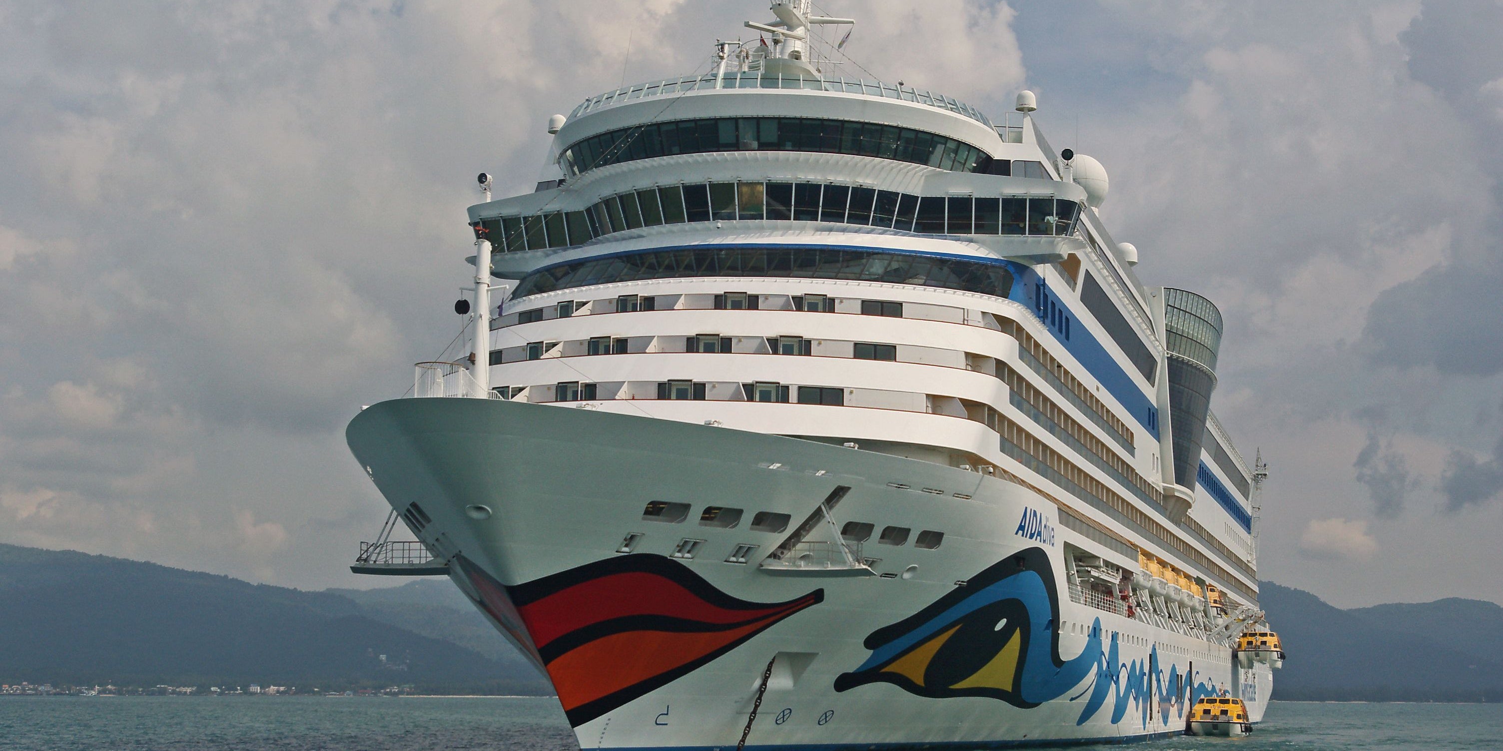 AIDA-Schiff rettet Fischer aus brennendem Boot