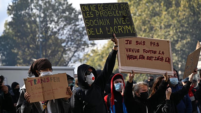 Des manifestants lors d'une manifestation contre la hausse du coût de la vie, se joignant aux revendications des étudiants, à Paris, le 17 octobre 2026. Copyright 2026 The Associated Press. All rights reserved