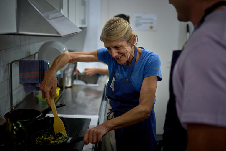Barcelona 'grandmas' dish out cooking wisdom and find nourishment ...