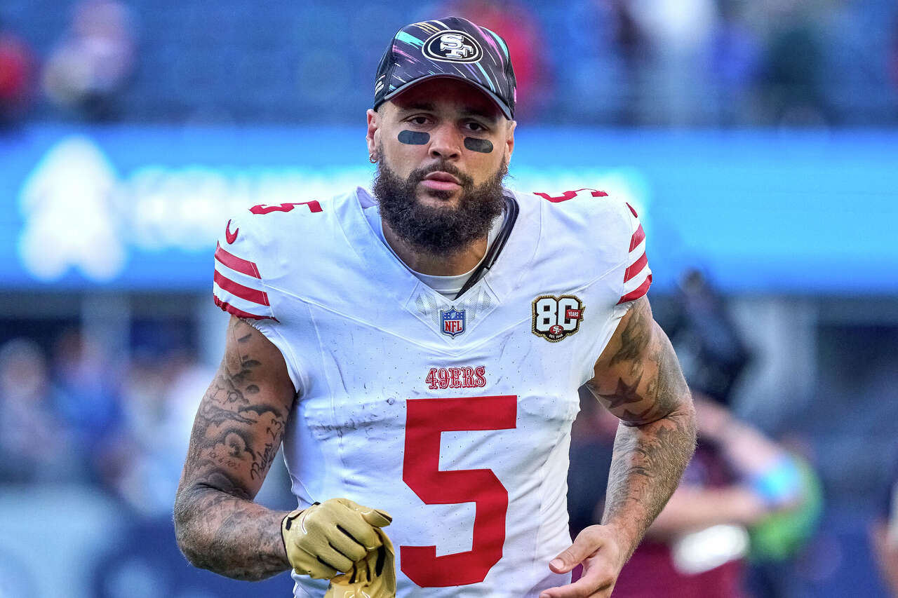 Mike Evans heads to 49ers locker room just before halftime with injury
