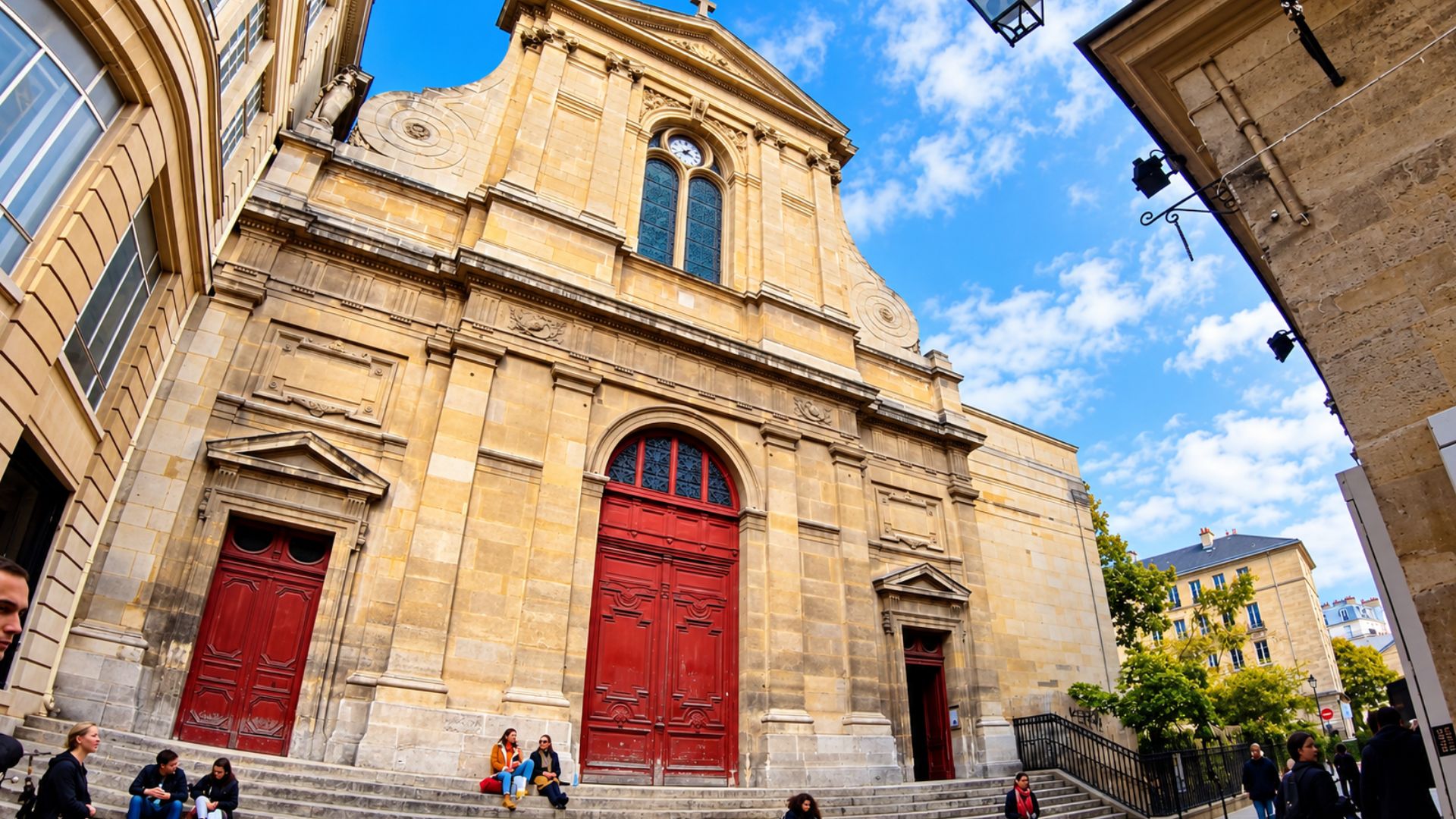 ¿Qué hay detrás de estas enormes puertas rojas de una iglesia en París?