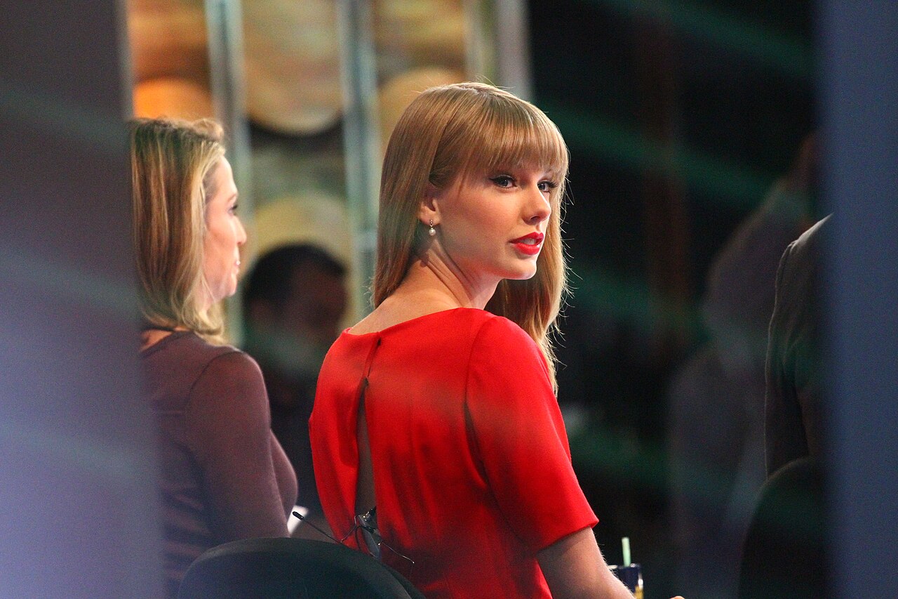 Taylor Swift appears to snap at fan filming her during Travis Kelce's ...