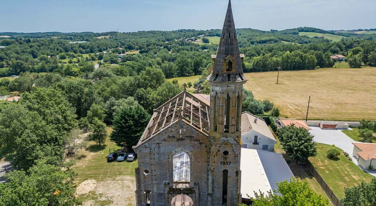 Padre e figlia trasformano una chiesa abbandonata in sala eventi per ...