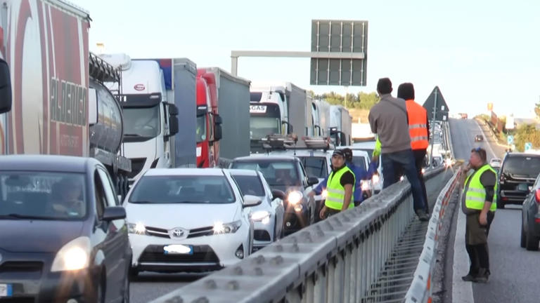 Caro prezzi benzina e diesel: proteste e code sull’A1 e sull’A30