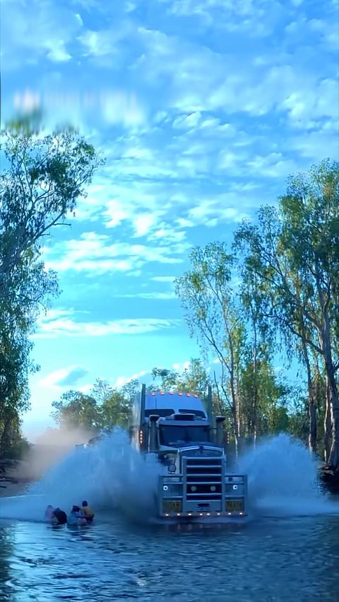 Kids get soaked as truck drives through large puddle