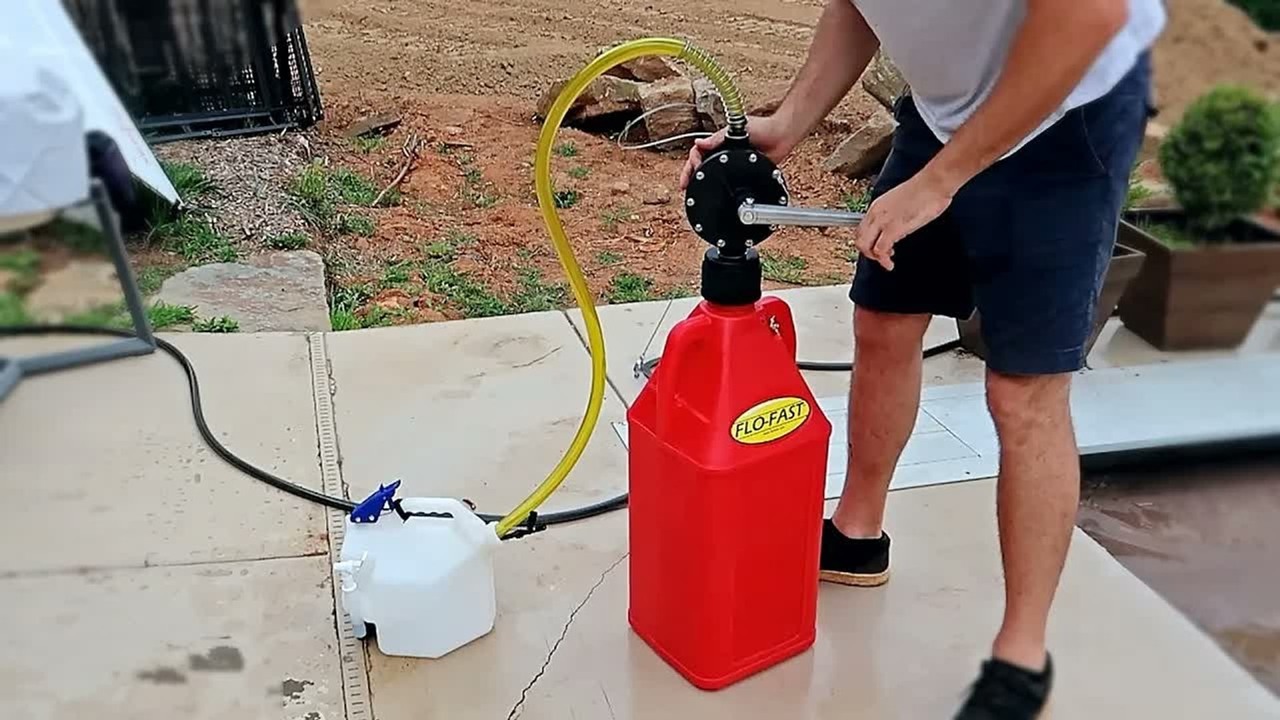 Flow Fast gas can transfers water with a hand-operated pump