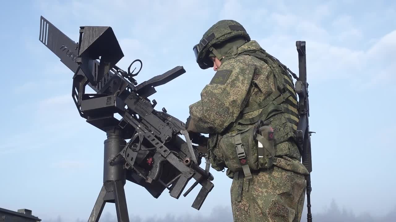 Russian soldier fires pickup-mounted machine gun to shield convoy from ...