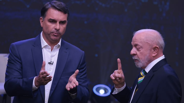Flávio Bolsonaro e Lula durante debate na TV Bandeirantes Foto: Werther Santana/Estadão