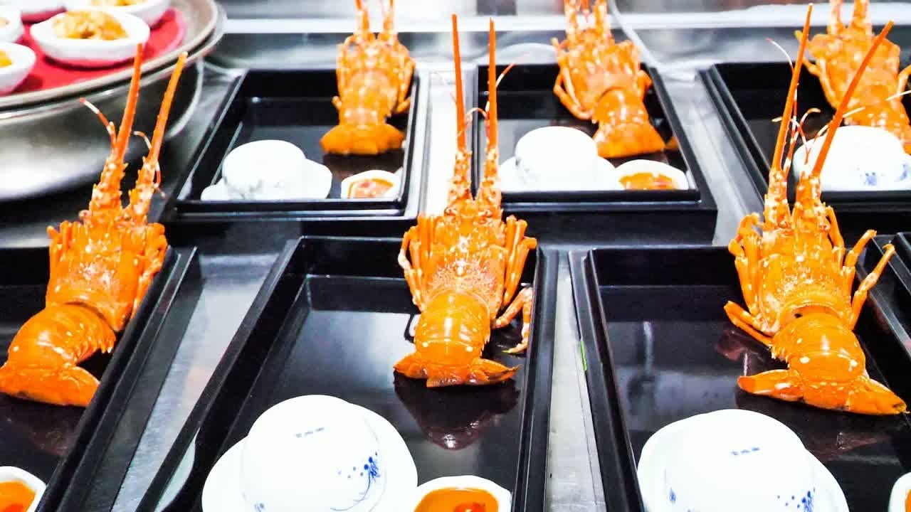 Watching a master chef prepare ultra-thin noodles and luxury seafood