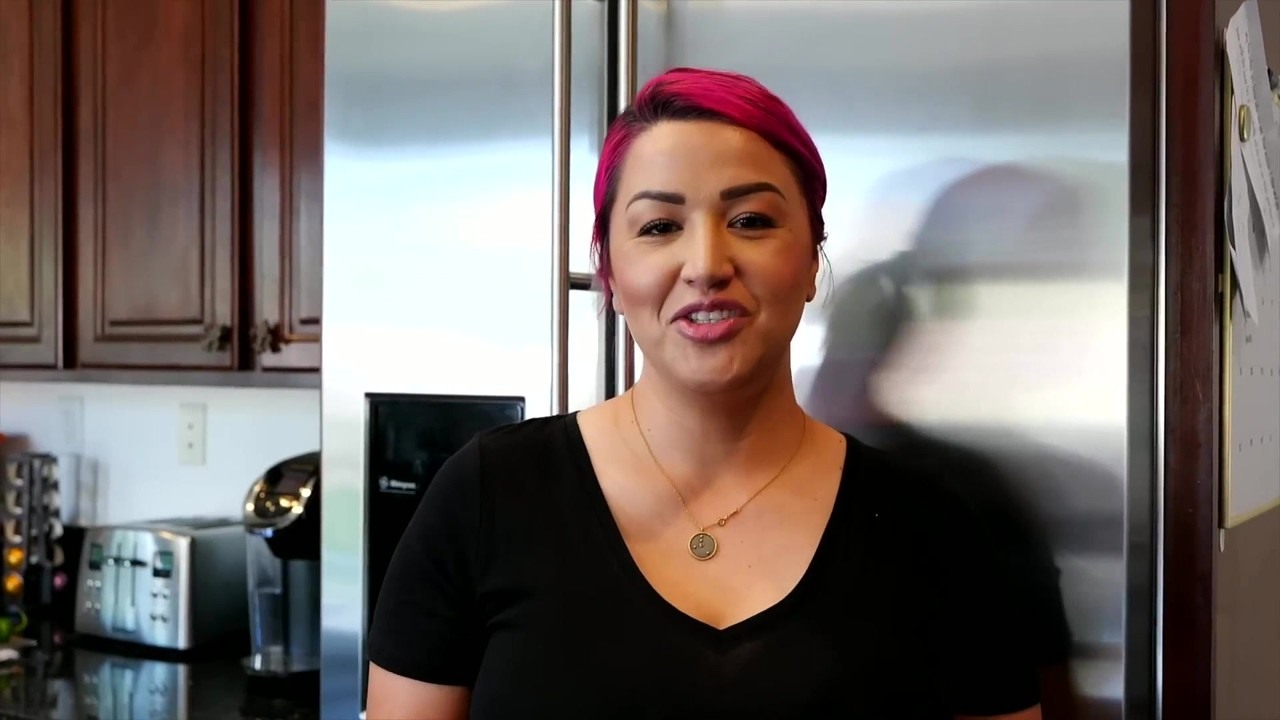 Stephanie cooks Mexican green spaghetti with crispy chicken cutlet (part 4)