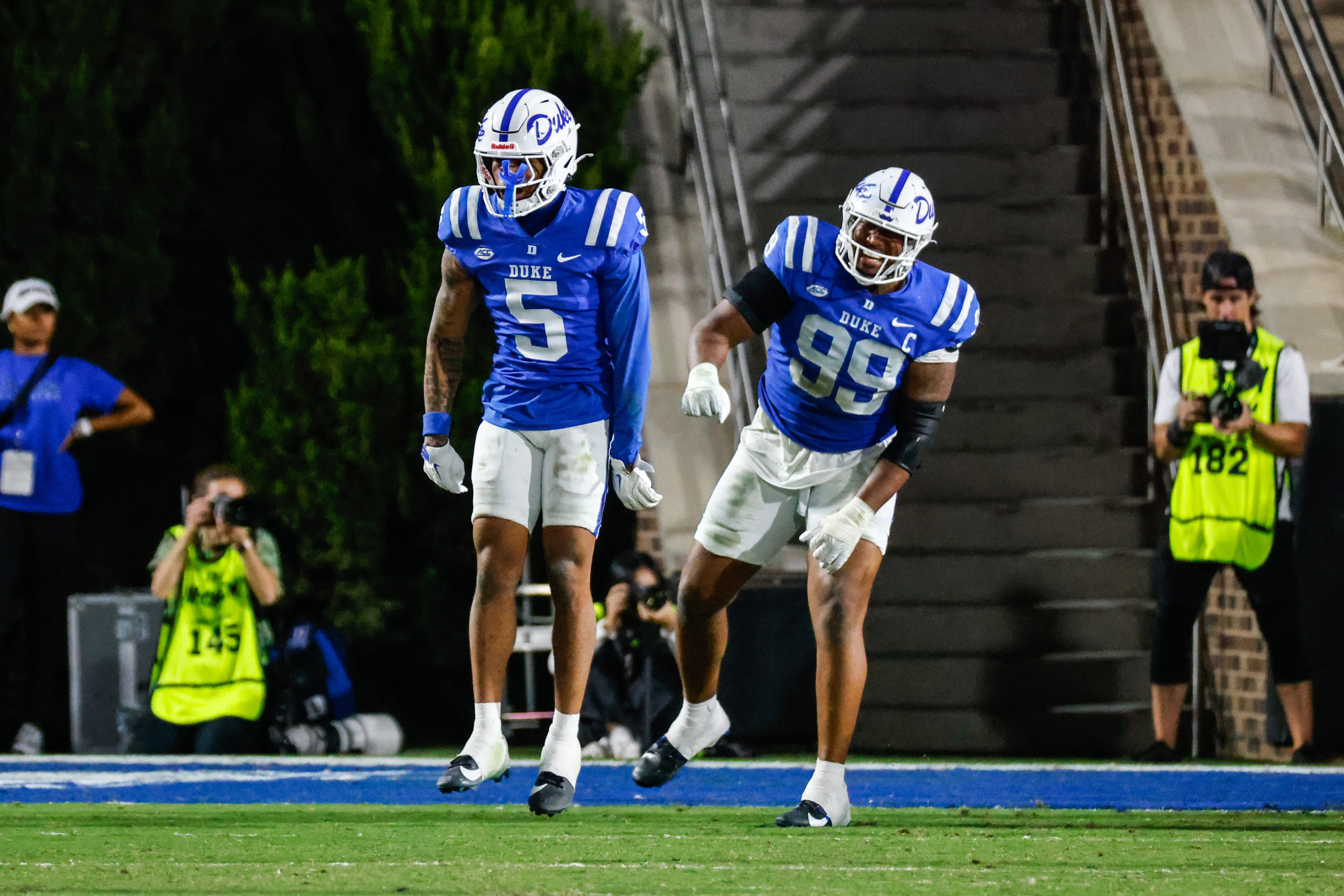 Duke player apologizes for swatting at female trainer's arm