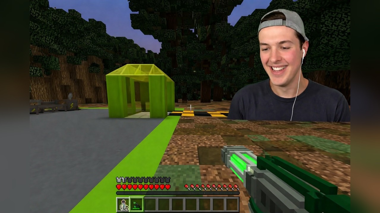 A player builds an SCP base to survive a Minecraft apocalypse