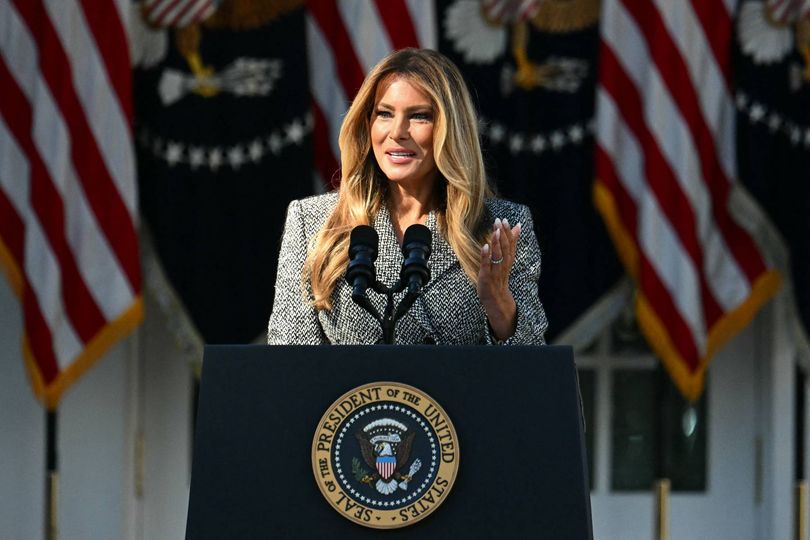 Donald Trump's dismissive 8-word comment to Melania while she signs her ...