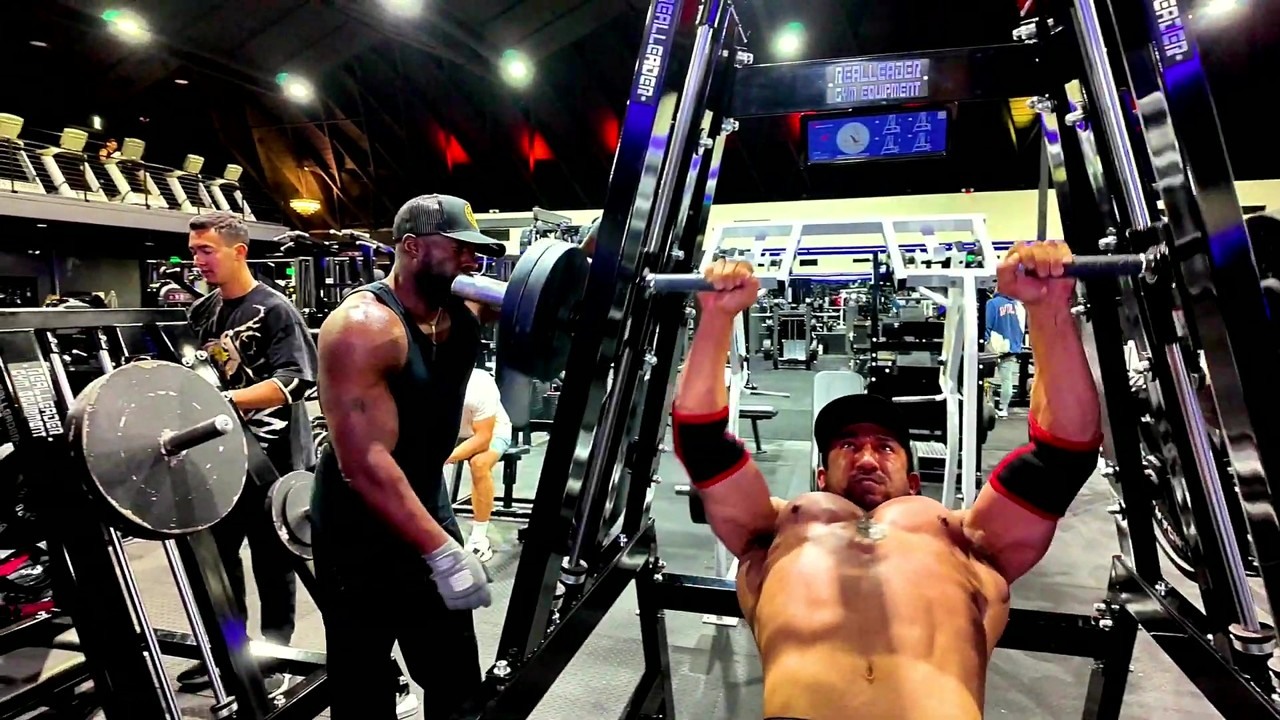 Kali Muscle trains chest with BIGSCBOY and mexlee1903