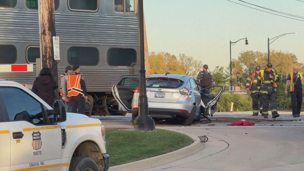 Metra Union Pacific Northwest train hits car in Des Plaines