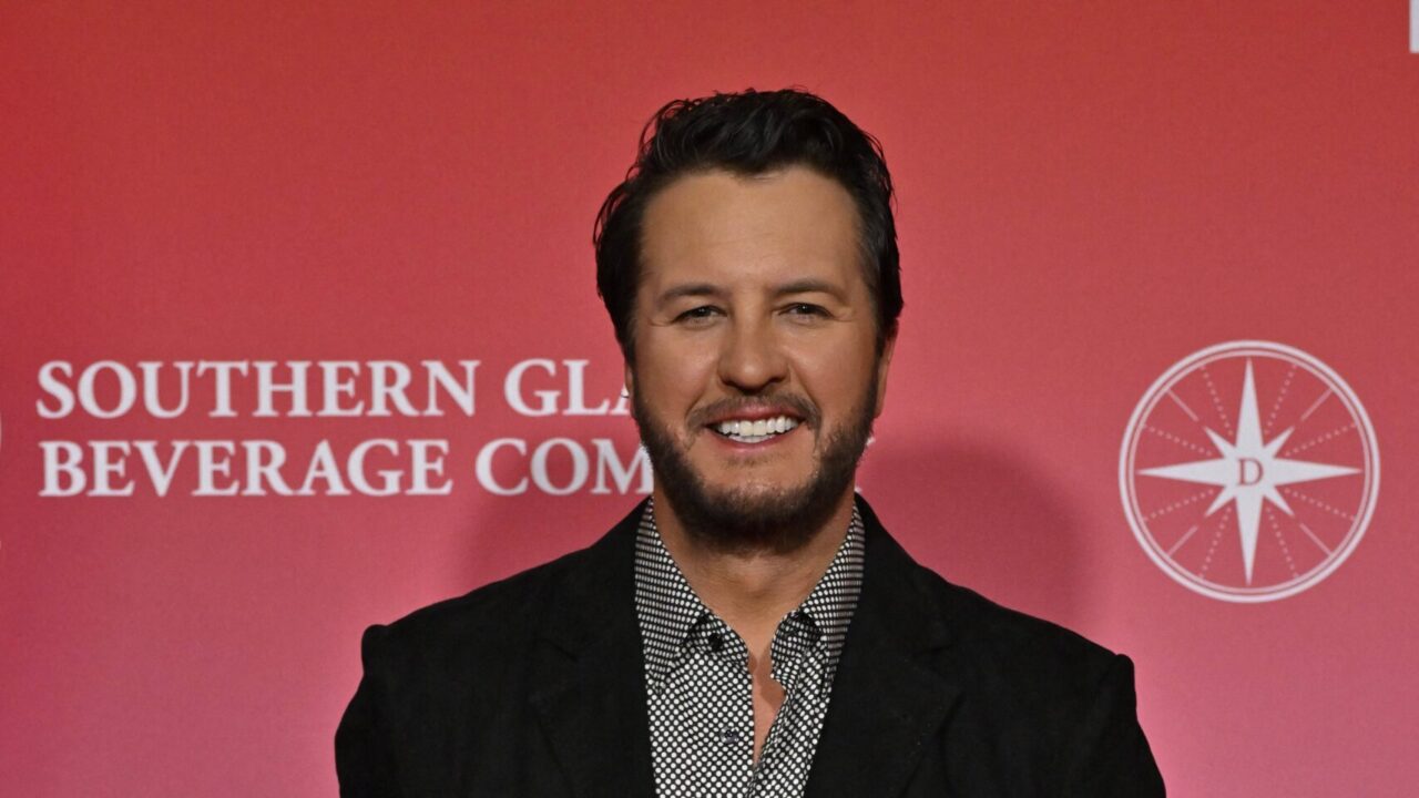 Luke Bryan facing heat for appearing to use cell phone while driving ...