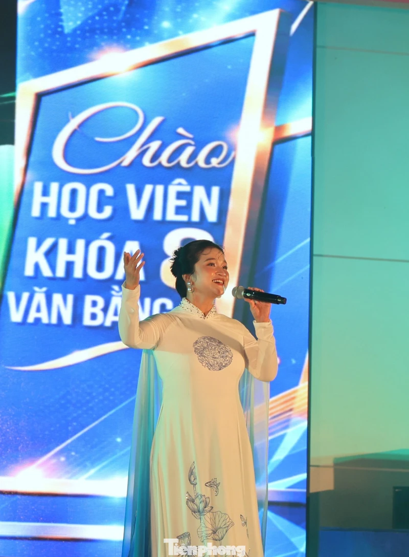 Quán quân Sao Mai cùng dàn nghệ sĩ khuấy động sân khấu chào tân học viên Sĩ quan Lục quân 1