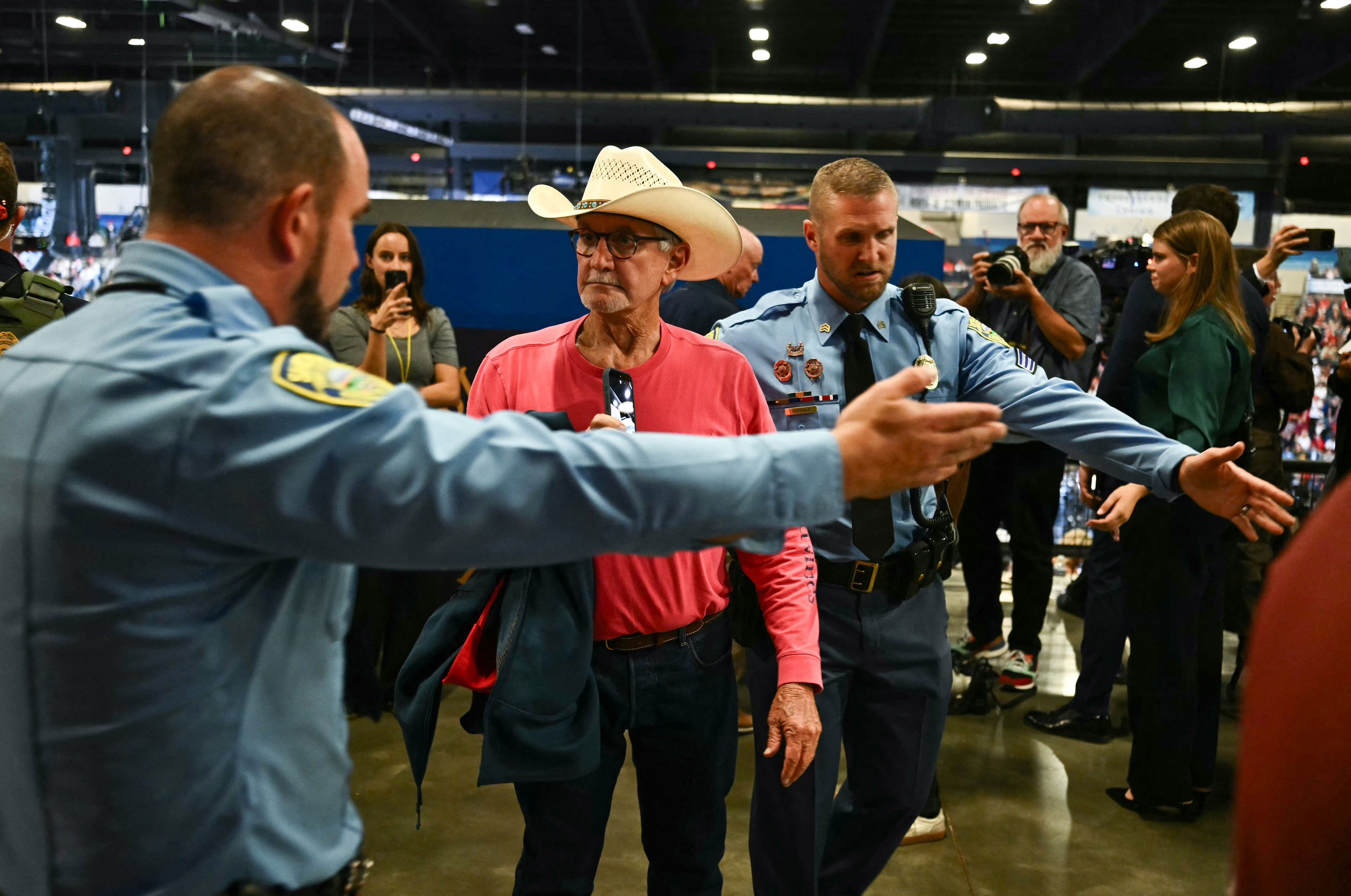 Trump immediately interrupted by several 'idiot' protesters in Kansas