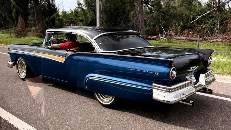 How Ford’s 1957 Skyliner hid a steel roof in its trunk with seven ...
