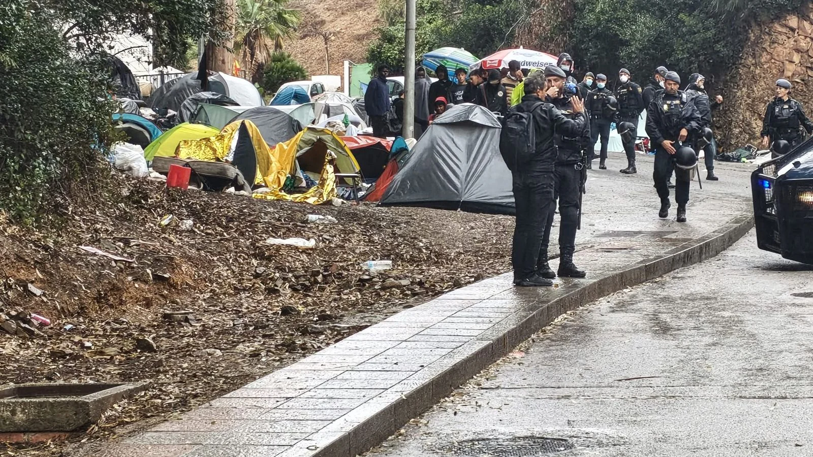 Despite thousands of returns, migrants and minors face rain and cold on ...