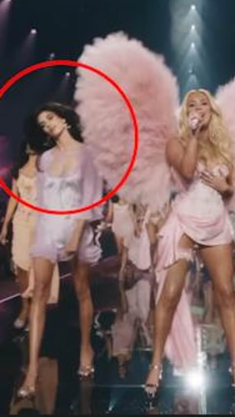 Megan Moroney's wings nearly topple VS models