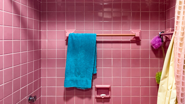 Retire your old towel rack: This popular Amazon find also holds toilet ...