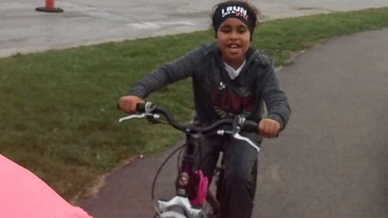 Inspiring daughter shouts words of encouragement to mom on weight loss ...