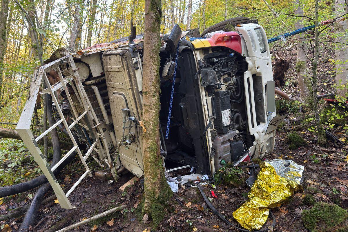 Tödlicher Unfall auf dem Weg zur Arbeit: Lastwagen stürzt 20-Meter-Hang ...