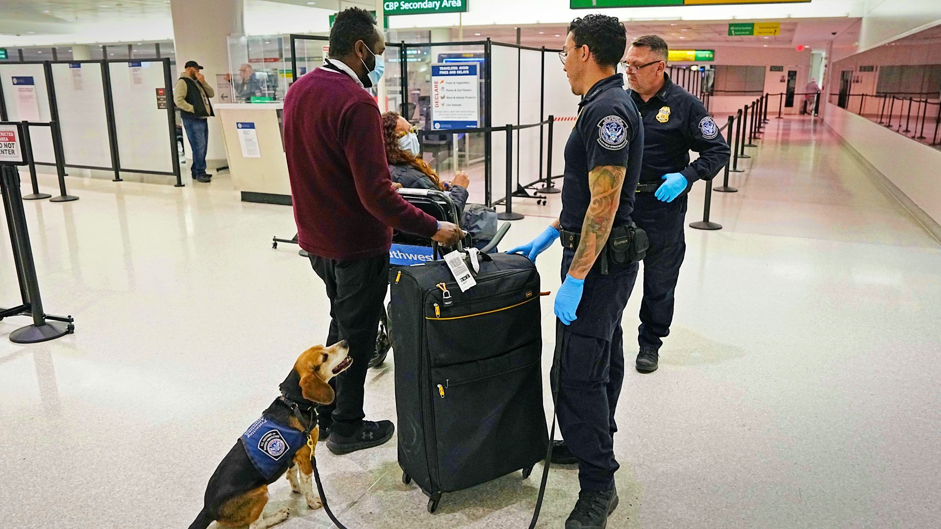 US Customs and Border Protection confiscates American traveler's phone ...