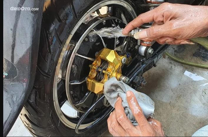 Cara cuci steam motor listrik aman agar tidak korslet