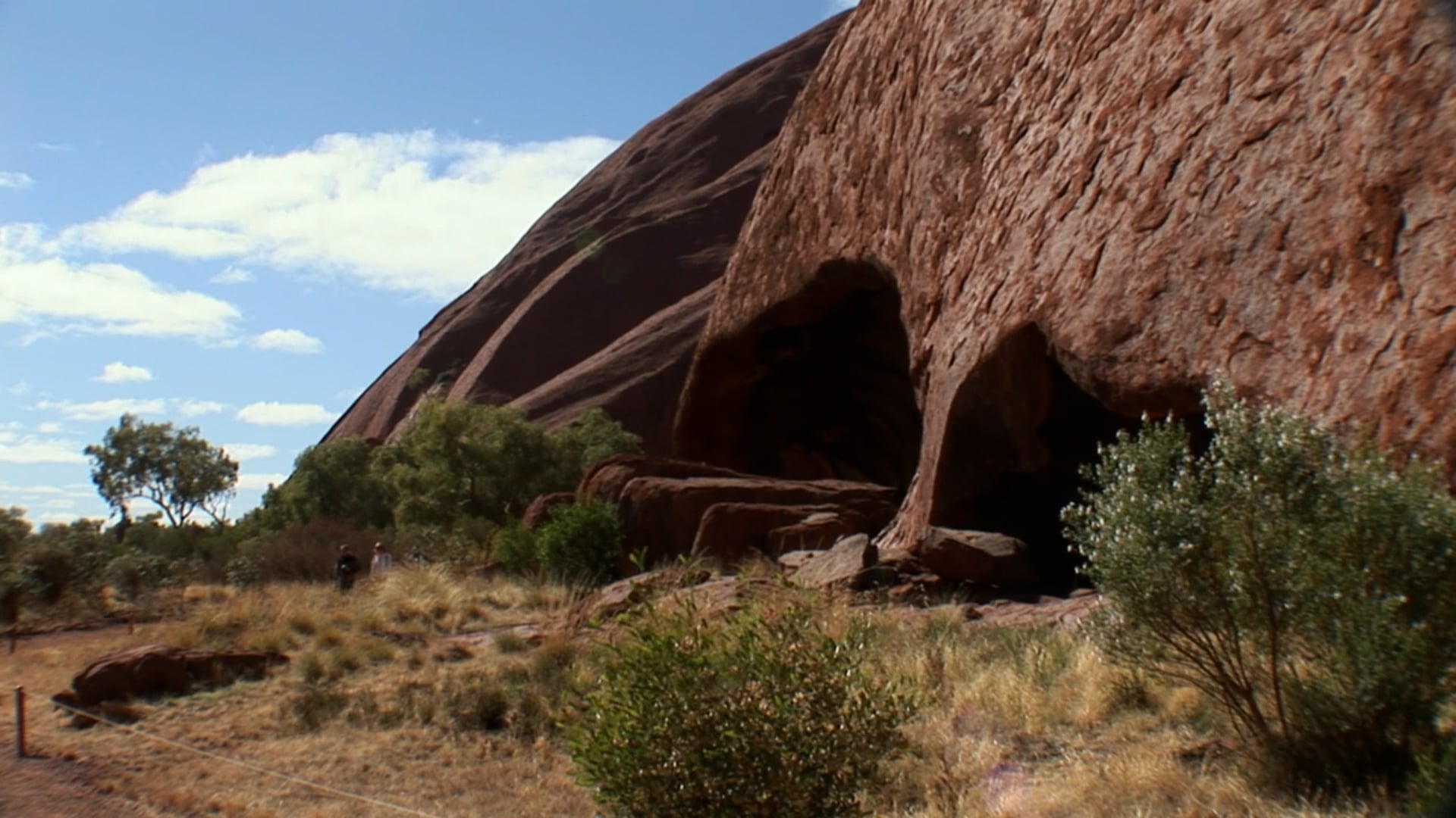 Uluru–Kata Tjuta, Australien: Drohne gleitet über Wüstenkuppeln