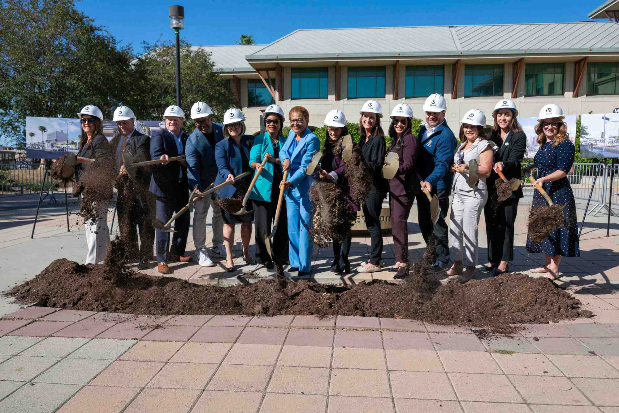 Metro shows off under-construction San Fernando Valley rail line in ...