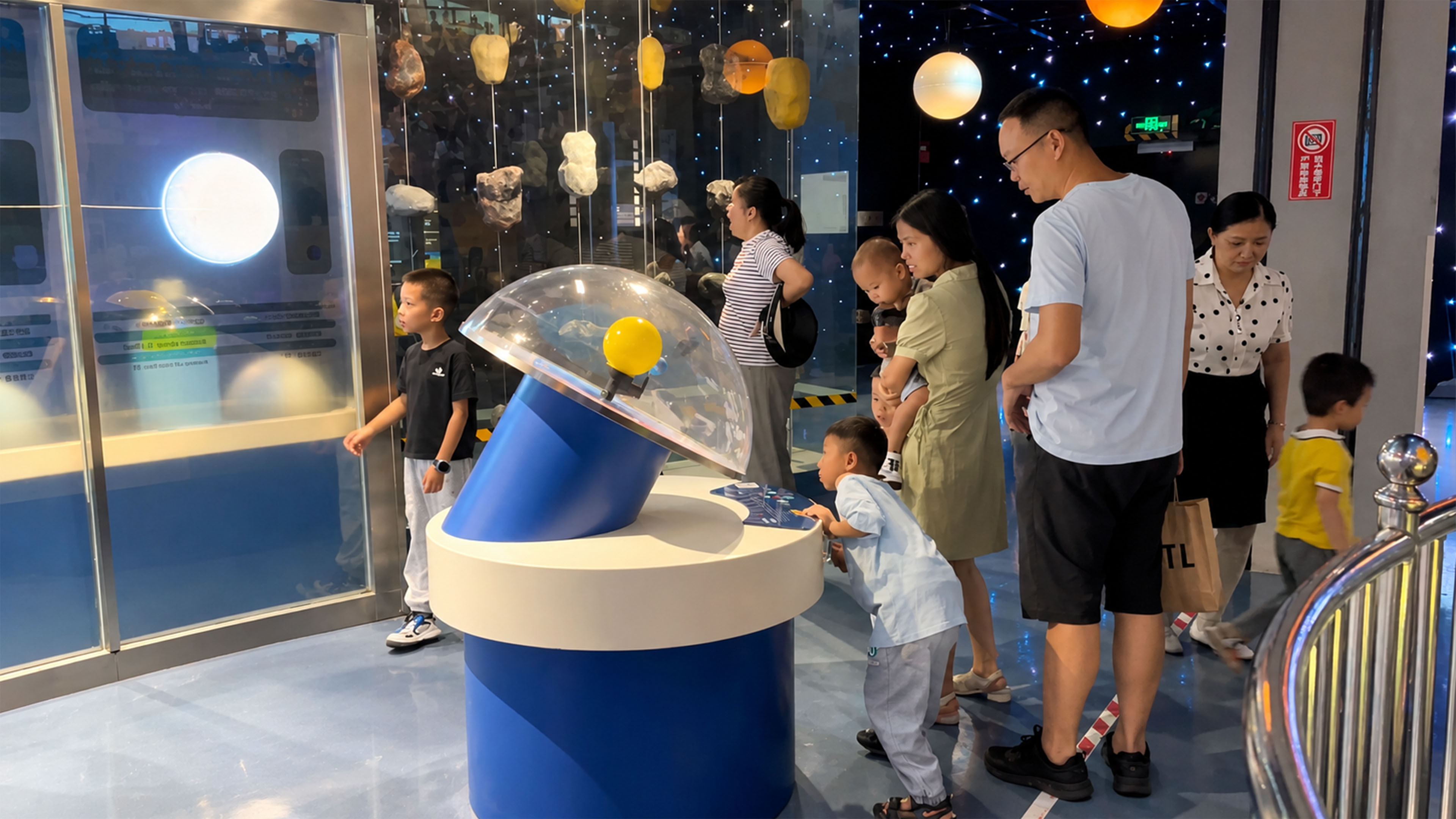 Anak-anak menjelajahi pameran antariksa interaktif di museum China ini