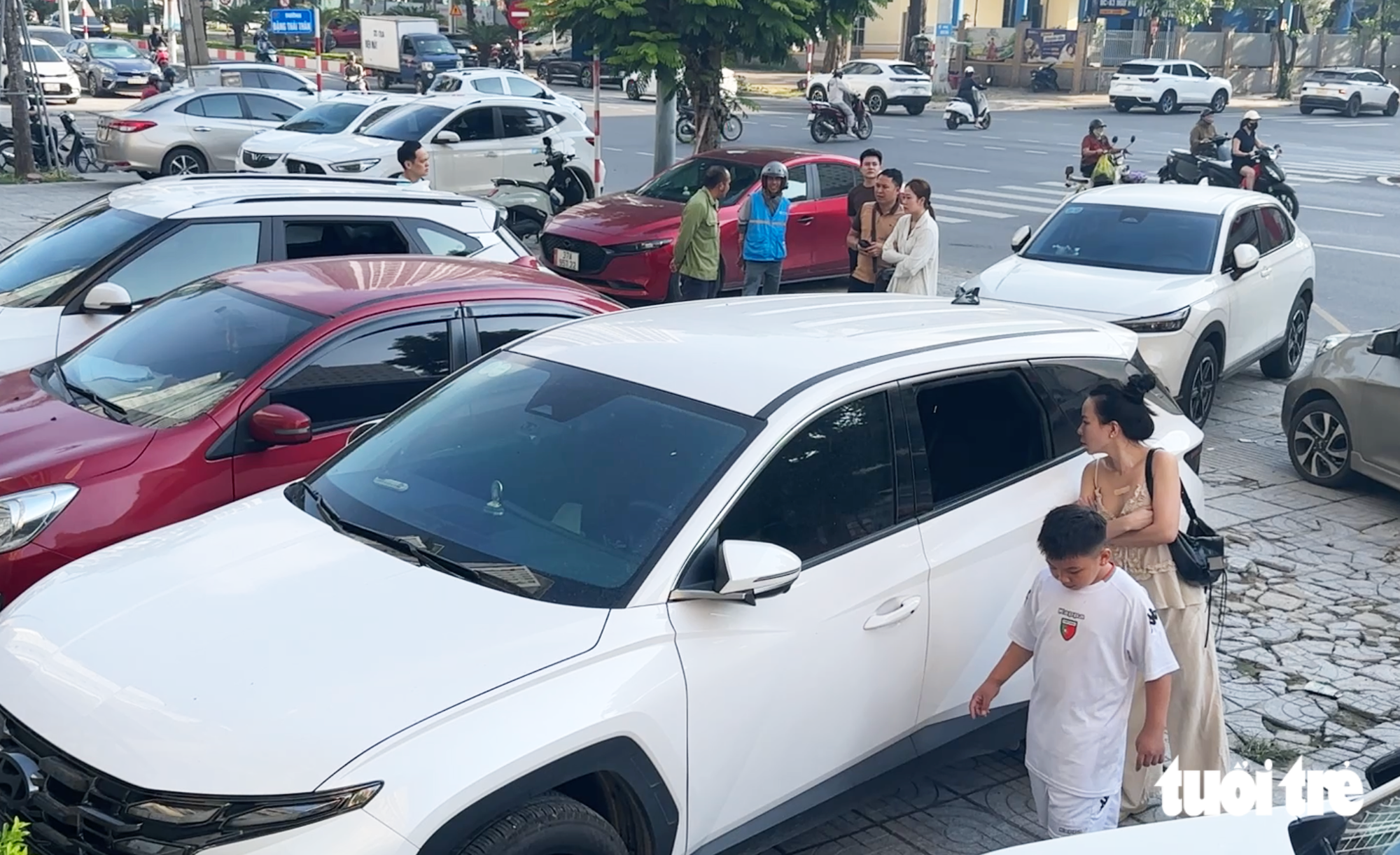 Bắt nhóm nghi phạm đập vỡ kính hàng loạt ô tô ở Nghệ An