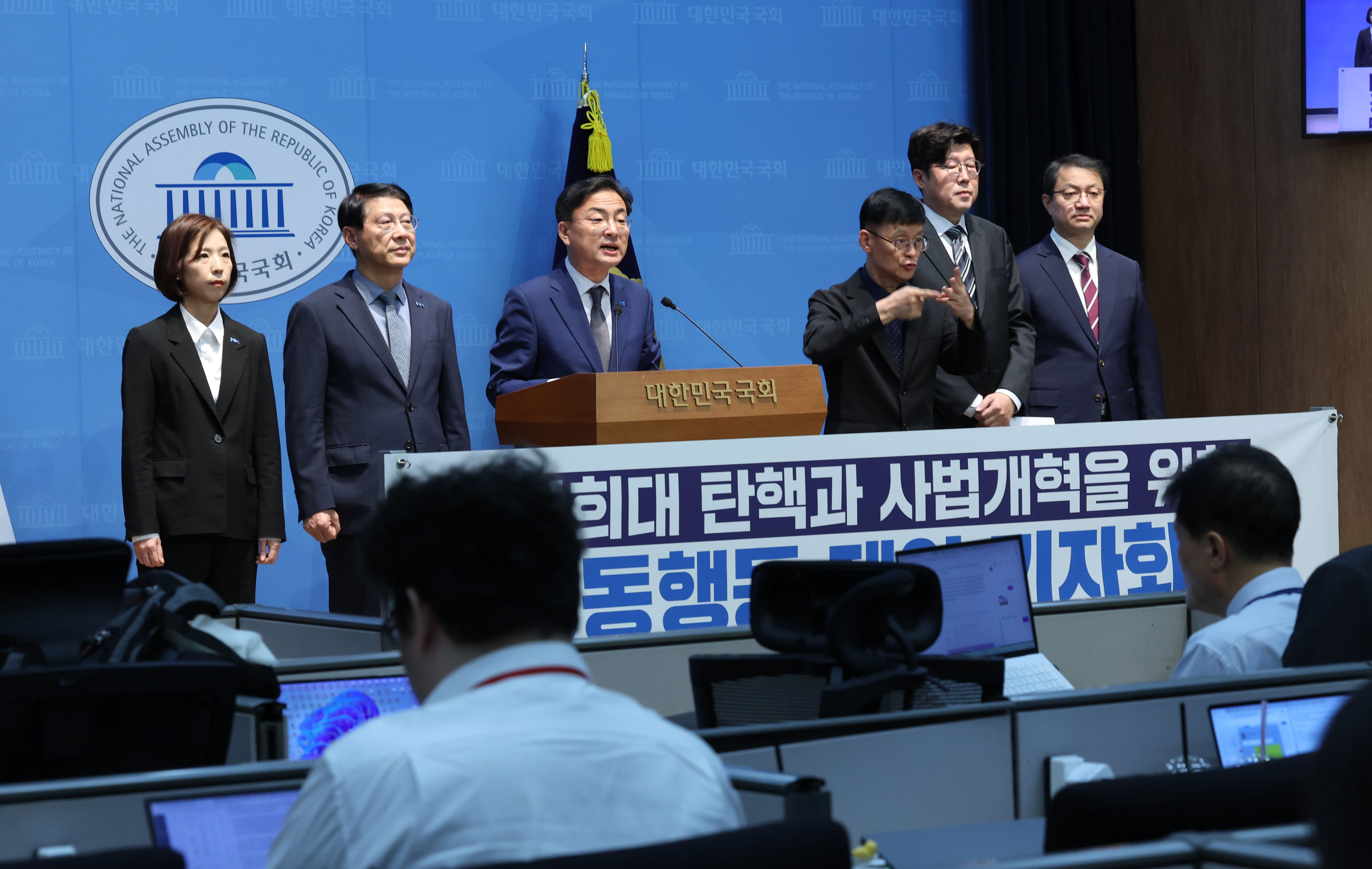 Democratic Party, Rebuilding Korea Party leaders discuss chief justice ...