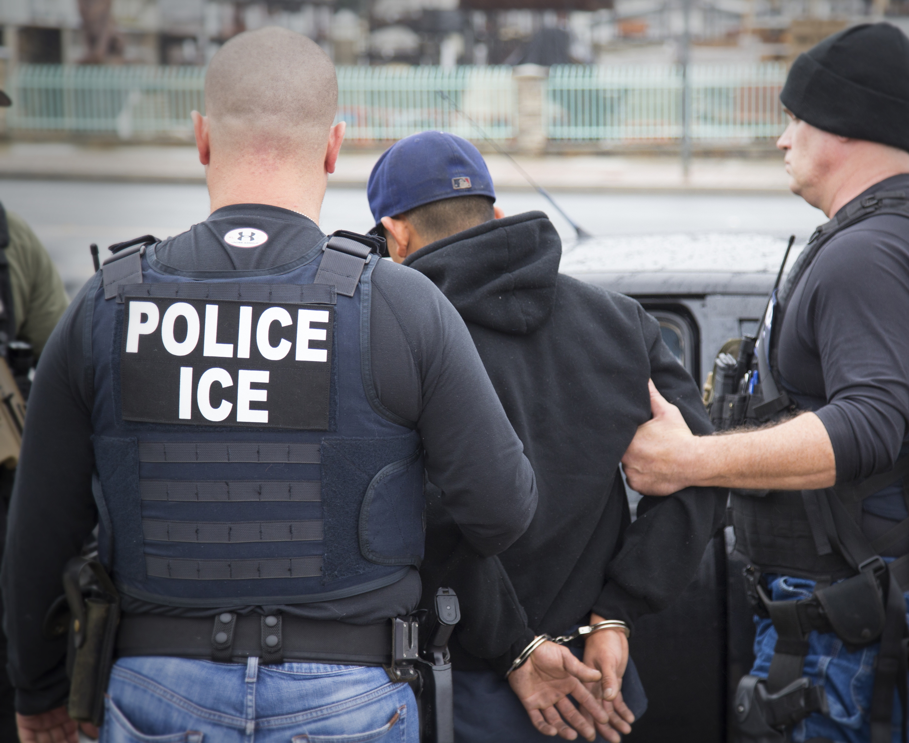 ICE fractura el brazo de un ciudadano estadounidense durante un arresto ...