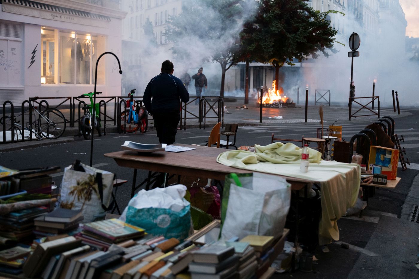 Proteste e violenze urbane in Francia, Lecornu annuncia coprifuoco ...