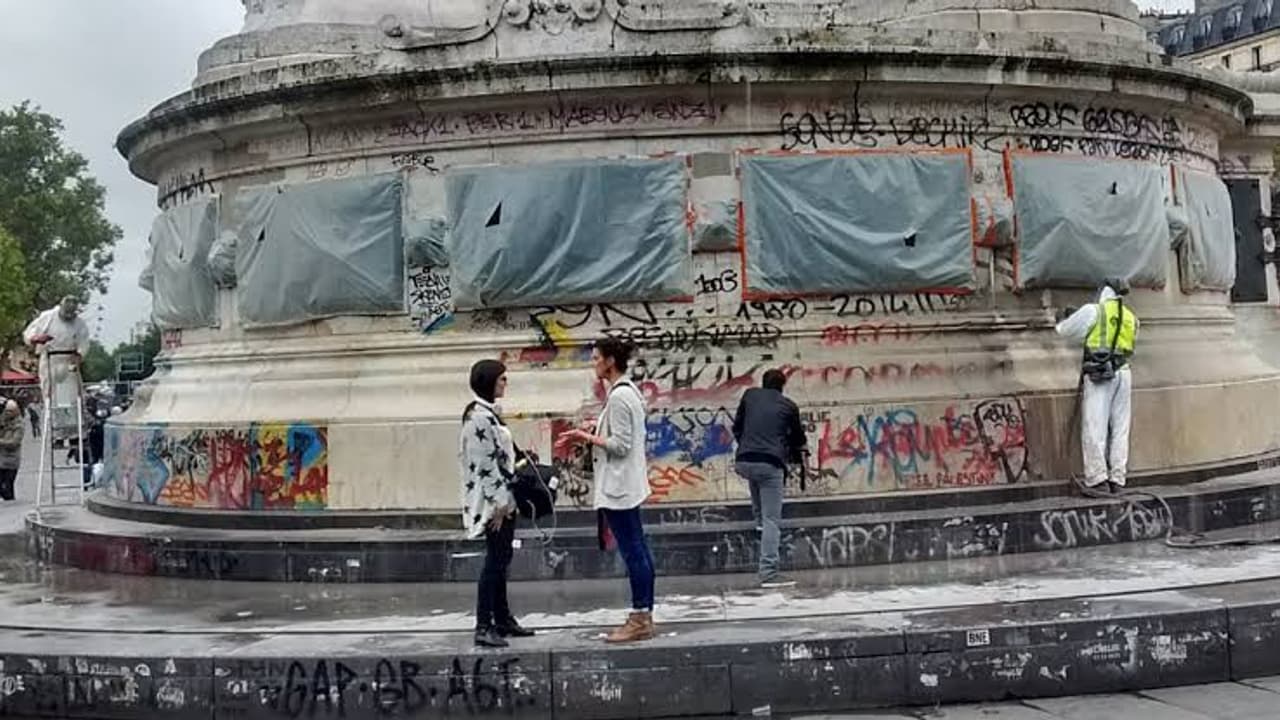 Residents clean Paris fountain by hand after riots leave rubbish ...