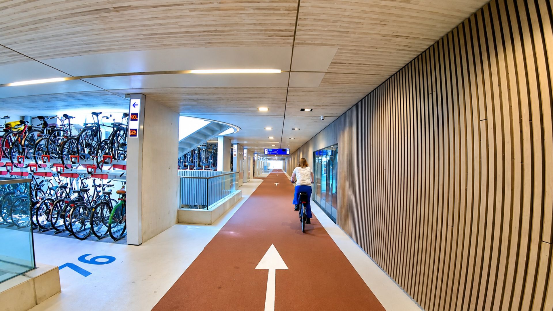Menjelajahi parkir sepeda bawah tanah raksasa di Utrecht (4K)