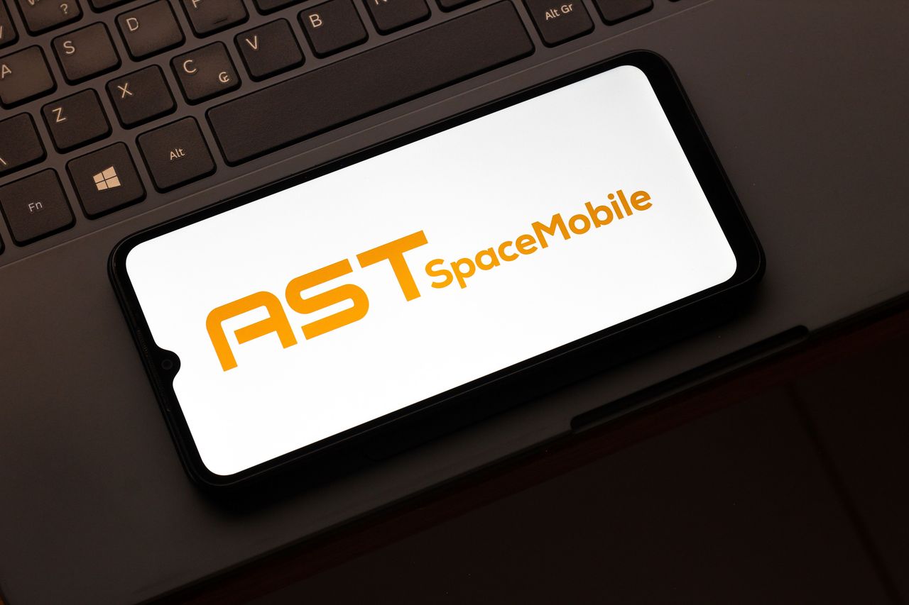 ASTS stock slips overnight: Viasat urges FCC to reject AST SpaceMobile ...