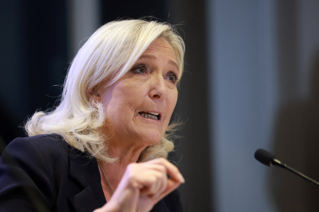 Marine Le Pen seizes on French chaos to present herself as leader in ...